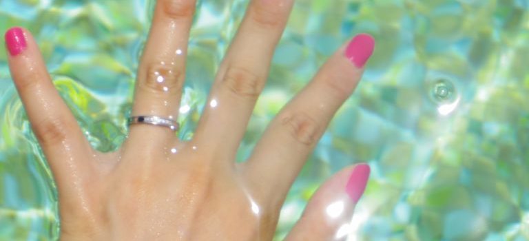 現代男性のライフスタイルを彩る折りたたみ傘進化の軌跡とその魅力 現代男性のライフスタイルを彩る折りたたみ傘進化の軌跡とその魅力